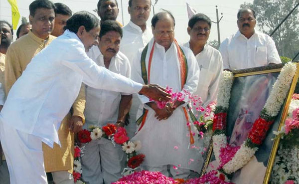 pv narasimha rao,kcr,pv narasimha rao district,telangana,modi,sonia  పివి కి కేసీఆర్‌ అంత గౌరవం ఇస్తాడా..!?